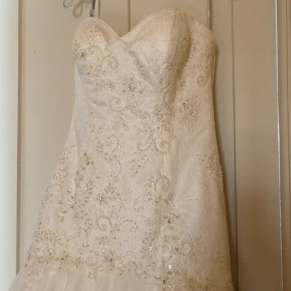 Alfred Angelo Wedding Gown size 6 - Picture 9 of 15